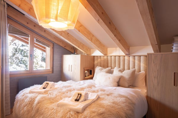 LOCATION SAISONNIÈRE : Appartement duplex de 4 chambres et 3 salles de bains, situé dans le centre de Verbier, avec un grand balcon panoramique offrant une vue imprenable sur les montagnes. 10