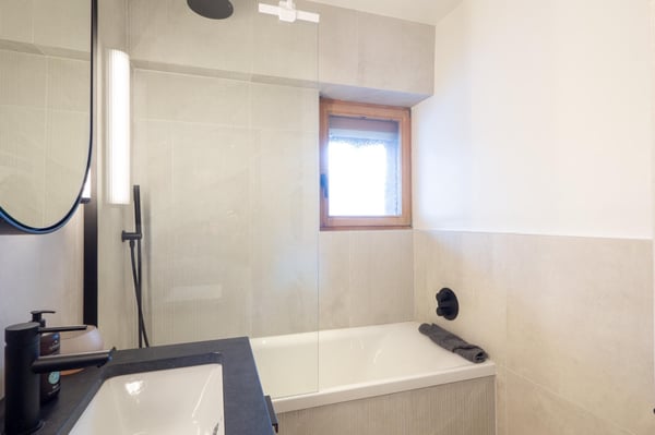 LOCATION SAISONNIÈRE : Appartement duplex de 4 chambres et 3 salles de bains, situé dans le centre de Verbier, avec un grand balcon panoramique offrant une vue imprenable sur les montagnes. 12