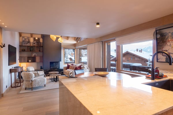 LOCATION SAISONNIÈRE : Appartement duplex de 4 chambres et 3 salles de bains, situé dans le centre de Verbier, avec un grand balcon panoramique offrant une vue imprenable sur les montagnes. 3
