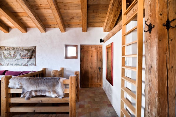 Charmant chalet en duplex de style alpin avec accès direct aux pistes, doté de trois chambres, niché sur les hauteurs de Verbier, près de Carrefour 6
