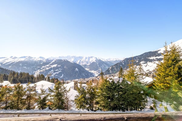 Charmant chalet en duplex de style alpin avec accès direct aux pistes, doté de trois chambres, niché sur les hauteurs de Verbier, près de Carrefour 13