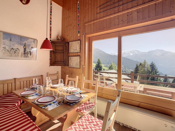 Charmant appartement de 3 chambres situé sur les hauteurs de Verbier, avec une vue imprenable depuis le balcon. 3