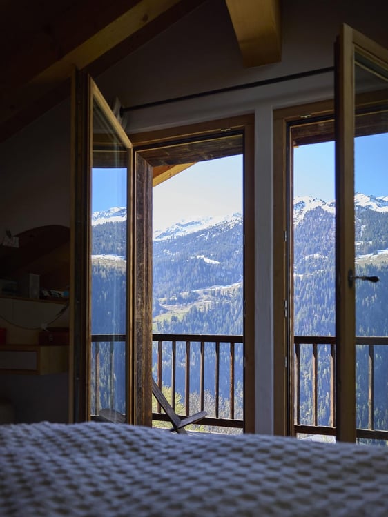 LOCATION SAISON D'HIVER - CHARMANT CHALET DE 3 CHAMBRES AVEC GRAND JARDIN OUVERT À SARREYER - STYLE ALPIN - VUE IMPRENABLE SUR LES MONTAGNES 2