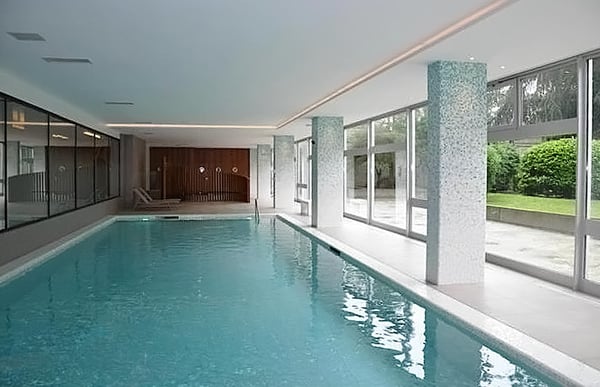Studio moderne avec piscine intérieure à Florissant 11