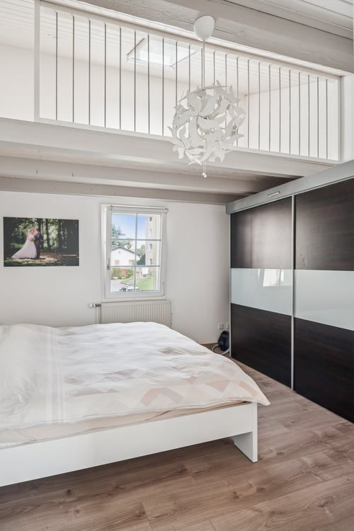 Maison individuelle entièrement rénovée de 5.5 pièces avec piscine et jardin 9