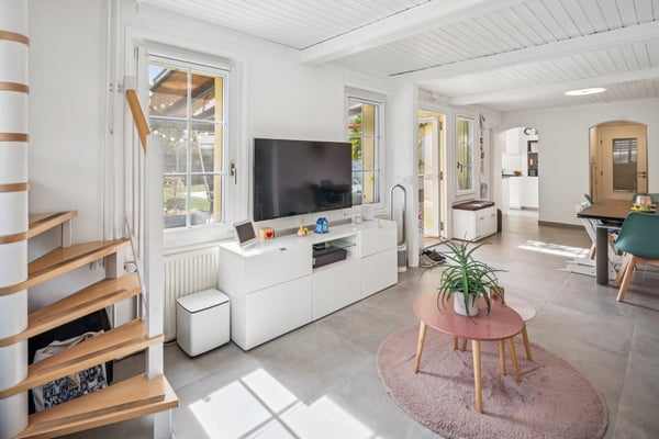 Maison individuelle entièrement rénovée de 5.5 pièces avec piscine et jardin 7