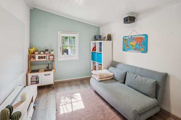 Maison individuelle entièrement rénovée de 5.5 pièces avec piscine et jardin 8