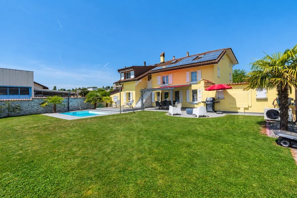 Maison individuelle entièrement rénovée de 5.5 pièces avec piscine et jardin 3