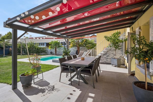 Maison individuelle entièrement rénovée de 5.5 pièces avec piscine et jardin 2
