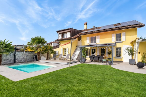 Maison individuelle entièrement rénovée de 5.5 pièces avec piscine et jardin 1