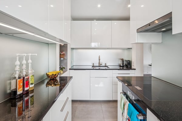 Maison individuelle entièrement rénovée de 5.5 pièces avec piscine et jardin 6