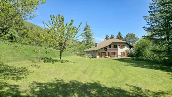 Maison T6 exposée plein sud sur près de 8 000 m² à Monnetier-Mornex 2