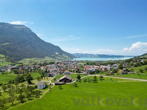 Grosse Wohnung an zentraler Lage mit Bergsicht 2