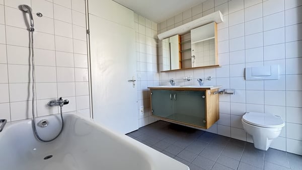 Grosszügige 2.5 Zimmer Wohnung an Top-Lage im 3. Stock rechts 10