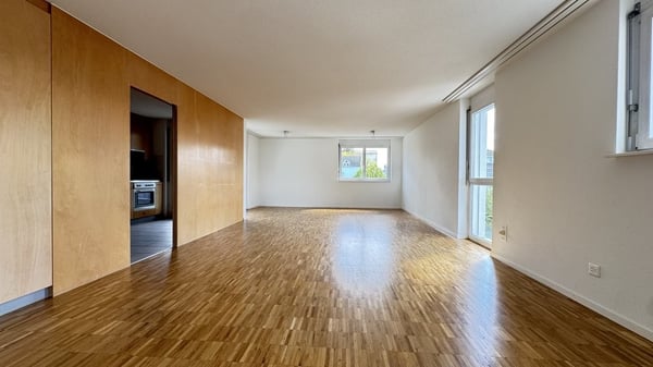 Grosszügige 2.5 Zimmer Wohnung an Top-Lage im 3. Stock rechts 5