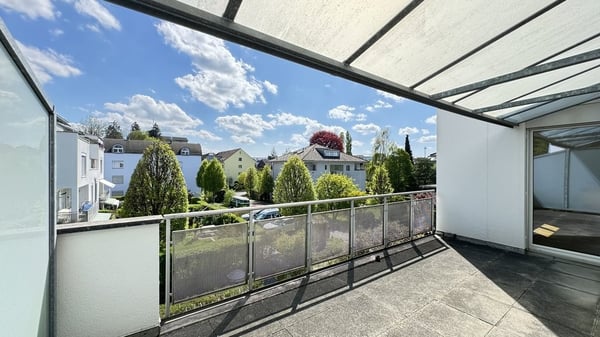 Grosszügige 2.5 Zimmer Wohnung an Top-Lage im 3. Stock rechts 11