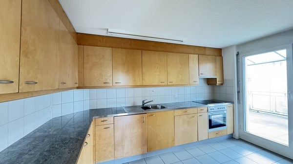 Grosszügige 2.5 Zimmer Wohnung an Top-Lage im 3. Stock rechts 2