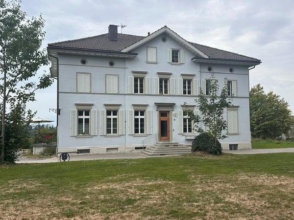 Charmante 5-Zimmer-Dachwohnung in Hausen am Albis 1