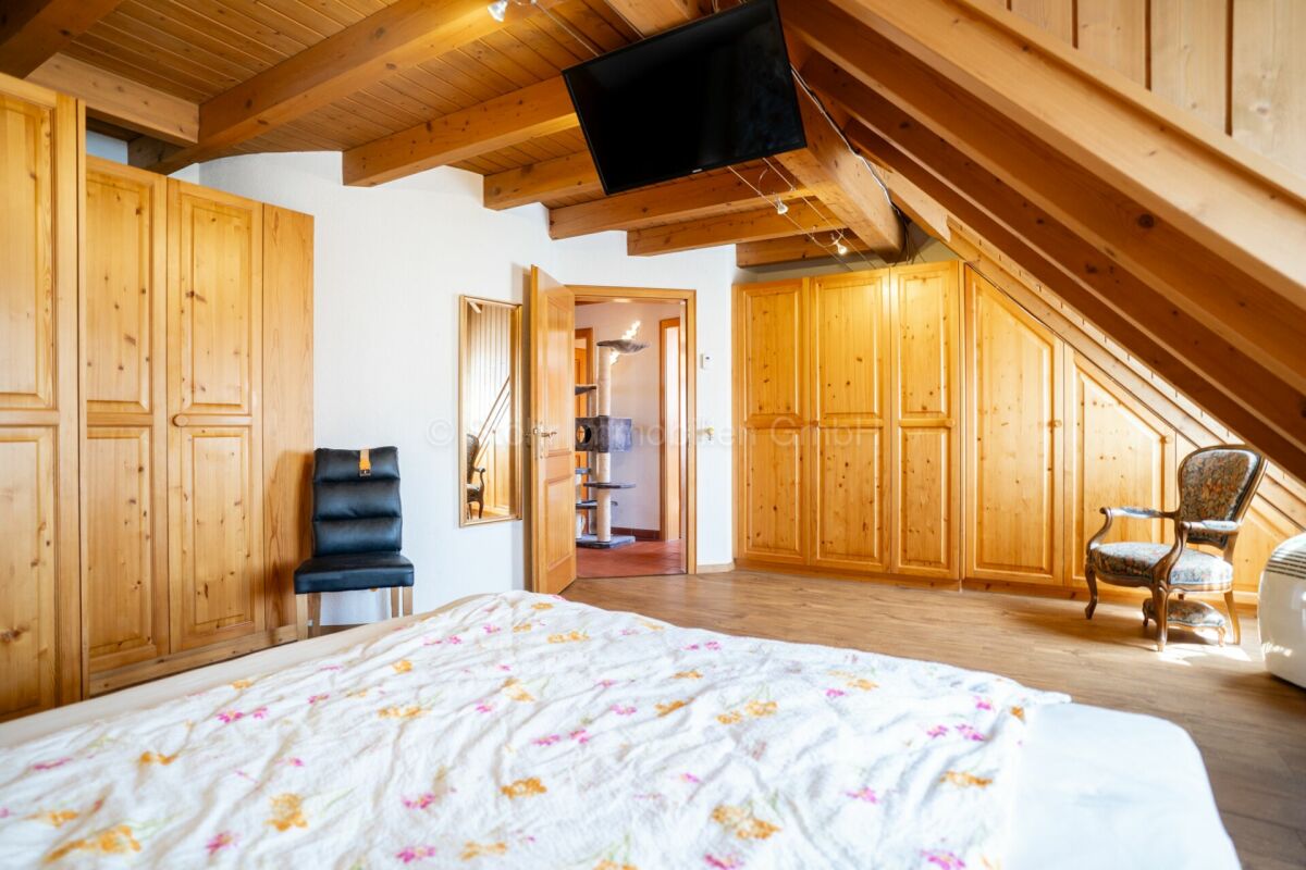 Casa bifamiliare con terreno edificabile - Un'opportunità unica