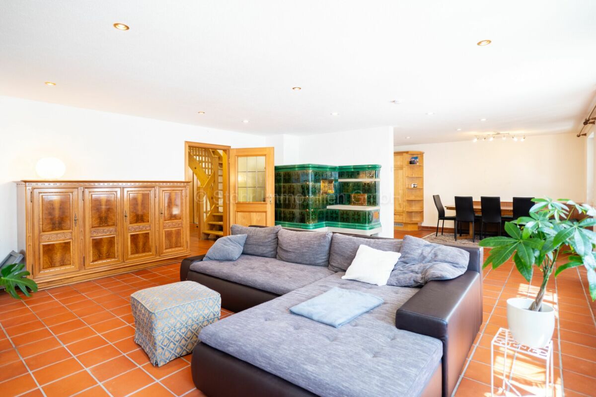 Casa bifamiliare con terreno edificabile - Un'opportunità unica