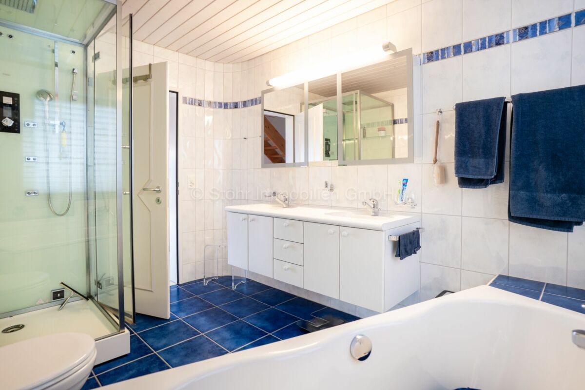 Exklusives 5.5 Zimmer EFH mit Pool - Freistehend und komfortabel