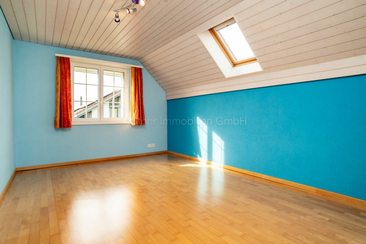 Exklusives 5.5 Zimmer EFH mit Pool - Freistehend und komfortabel