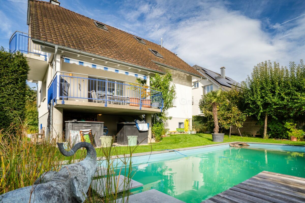Exklusives 5.5 Zimmer EFH mit Pool - Freistehend und komfortabel