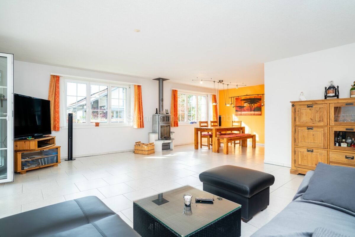 Exklusives 5.5 Zimmer EFH mit Pool - Freistehend und komfortabel