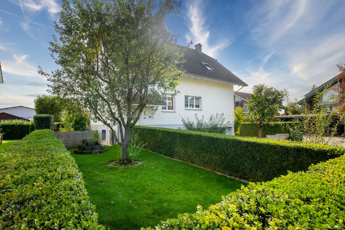 Exklusives 5.5 Zimmer EFH mit Pool - Freistehend und komfortabel
