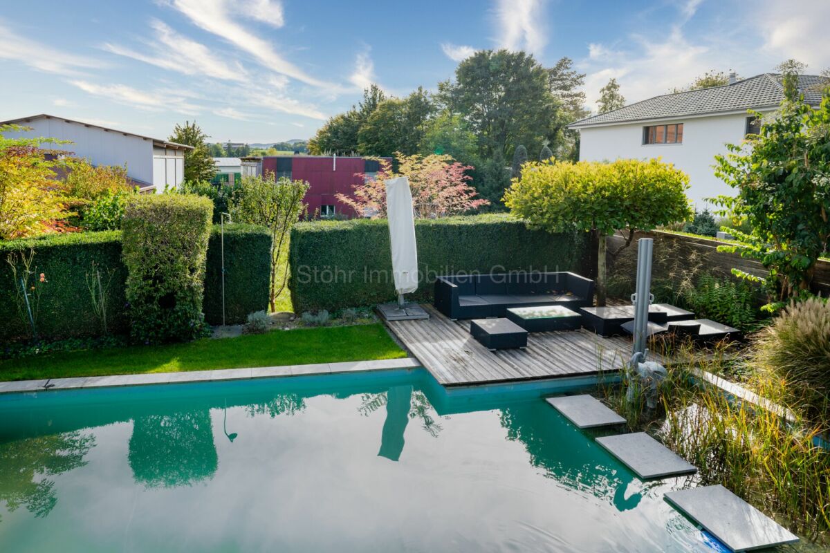 Exklusives 5.5 Zimmer EFH mit Pool - Freistehend und komfortabel