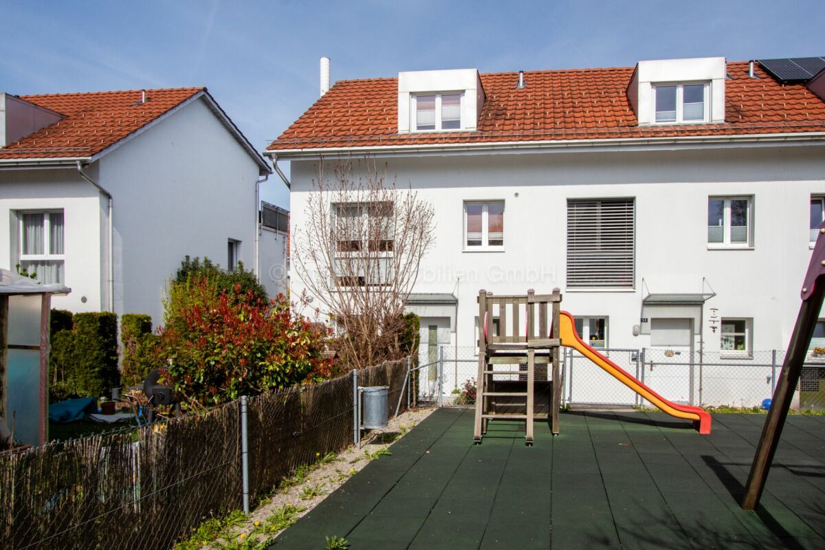 Helles 5.5 Zimmer Reiheneckhaus an kinderfreundlicher Lage