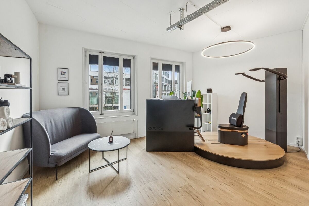 Studio de fitness ou espace de bureau moderne et lumineux dans un emplacement central à proximité de la gare de Winterthur