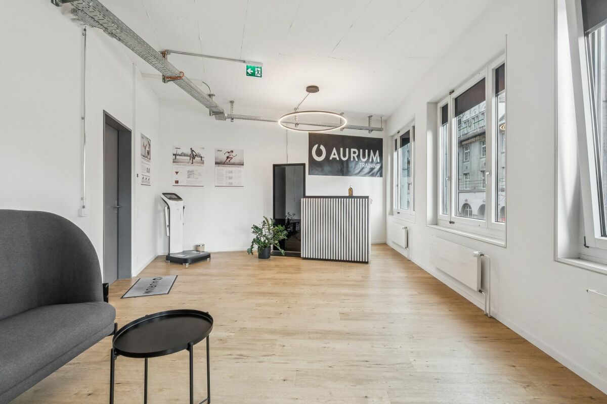 Studio de fitness ou espace de bureau moderne et lumineux dans un emplacement central à proximité de la gare de Winterthur