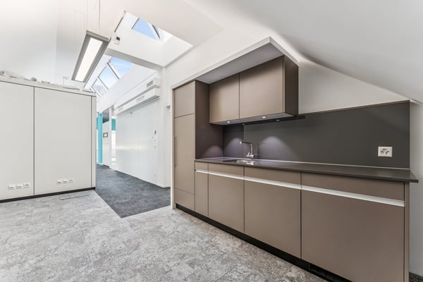 Kühle Büroetage mit Seesicht am Schwanenplatz 5