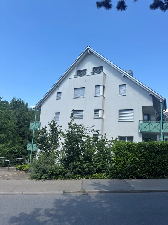 Grosszügige 5.5-Zimmer-Dachmaisonette in Samstagern – Sofort verfügbar! 1