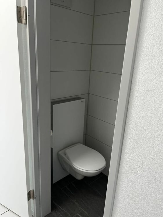 Helles Büro mit eigenem Balkon und WC 7