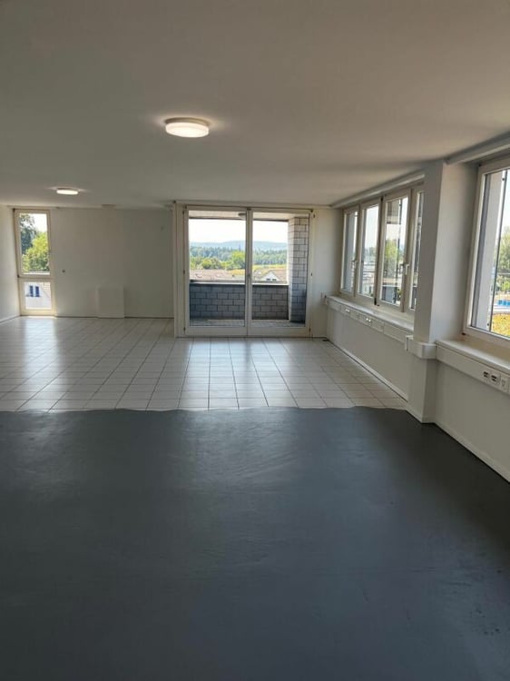Helles Büro mit eigenem Balkon und WC 2