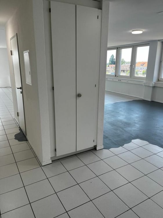 Helles Büro mit eigenem Balkon und WC 8