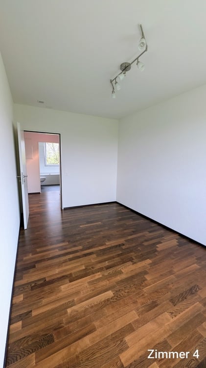 Grosszügige 5.5-Zimmer-Dach-Maisonettewohnung mit Balkon und Stadtblick in Opfikon 15