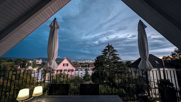 Grosszügige 5.5-Zimmer-Dach-Maisonettewohnung mit Balkon und Stadtblick in Opfikon 1