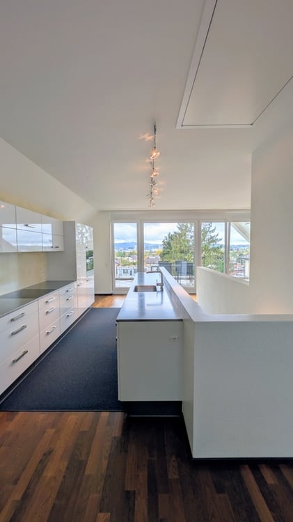 Grosszügige 5.5-Zimmer-Dach-Maisonettewohnung mit Balkon und Stadtblick in Opfikon 7