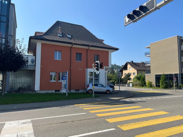 Zu vermieten per 1. April 2026 o. n. Vereinbarung 1.5 Zimmer Wohnung in 3 Familienhaus 2