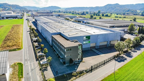 Industriehalle mit Deckenkränen und befestigte Aussenflächen 2