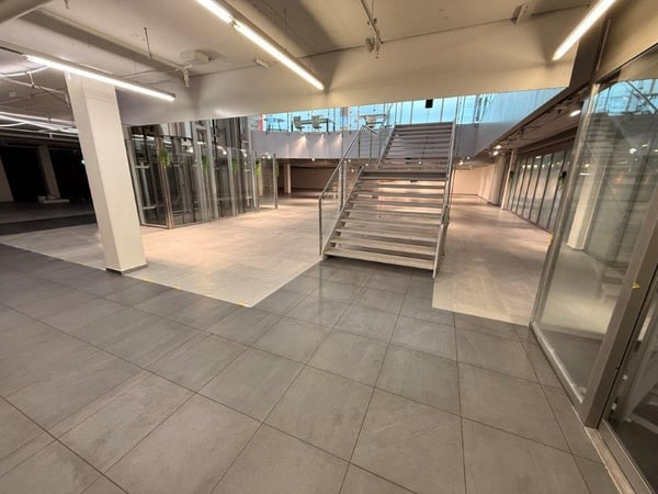 Top-Visibilität und hohe Kundenfrequenz im Hause sowie im direkten Umfeld 1