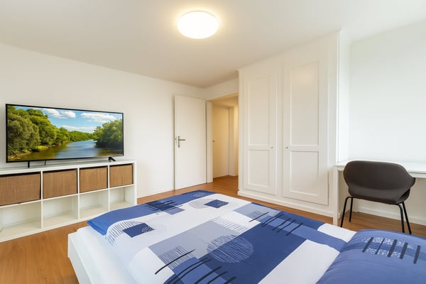 Modernes, voll möbliertes Zimmer 1