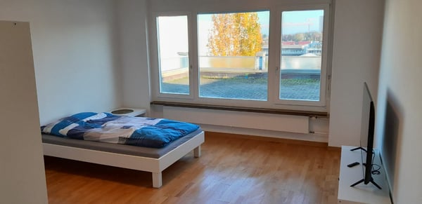 Modernes, voll möbliertes Zimmer 1