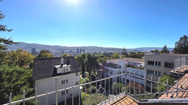 Charmante 3-Zimmer-Wohnung mit Balkon und Aussicht in Zürich-Höngg 2