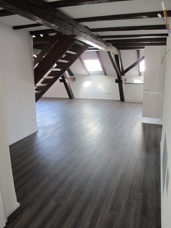 Charmante 5.5-Zimmer-Wohnung im 2. OG in Fehraltorf – mit Kamin und Holzböden 4