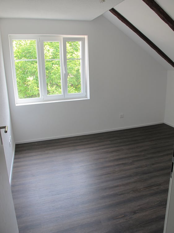 Charmante 5.5-Zimmer-Wohnung im 2. OG in Fehraltorf – mit Kamin und Holzböden 8