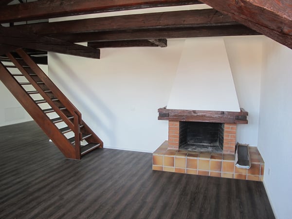 Charmante 5.5-Zimmer-Wohnung im 2. OG in Fehraltorf – mit Kamin und Holzböden 3